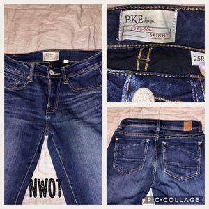 NWOT Buckle - “Stella” Jeans - Midrise Skinny